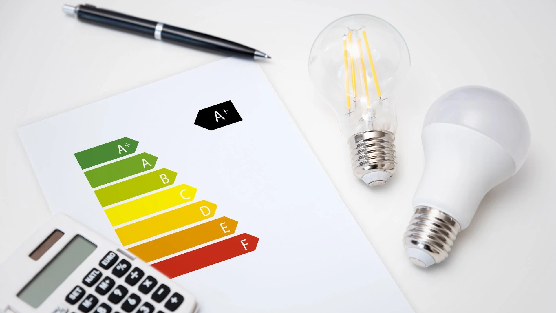 Cette image représente une ampoule, une grille de dpe et une calculatrice ce qui représente parfaitement un audit énergétique